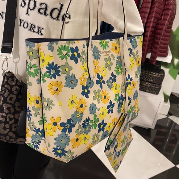 Kate Spade All Day Floral Medley Large Tote
COLOR:
Parchment Multi - Picture 3 of 16